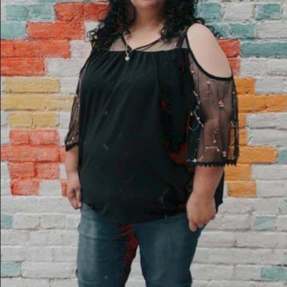 Plus size top On sale!🚨